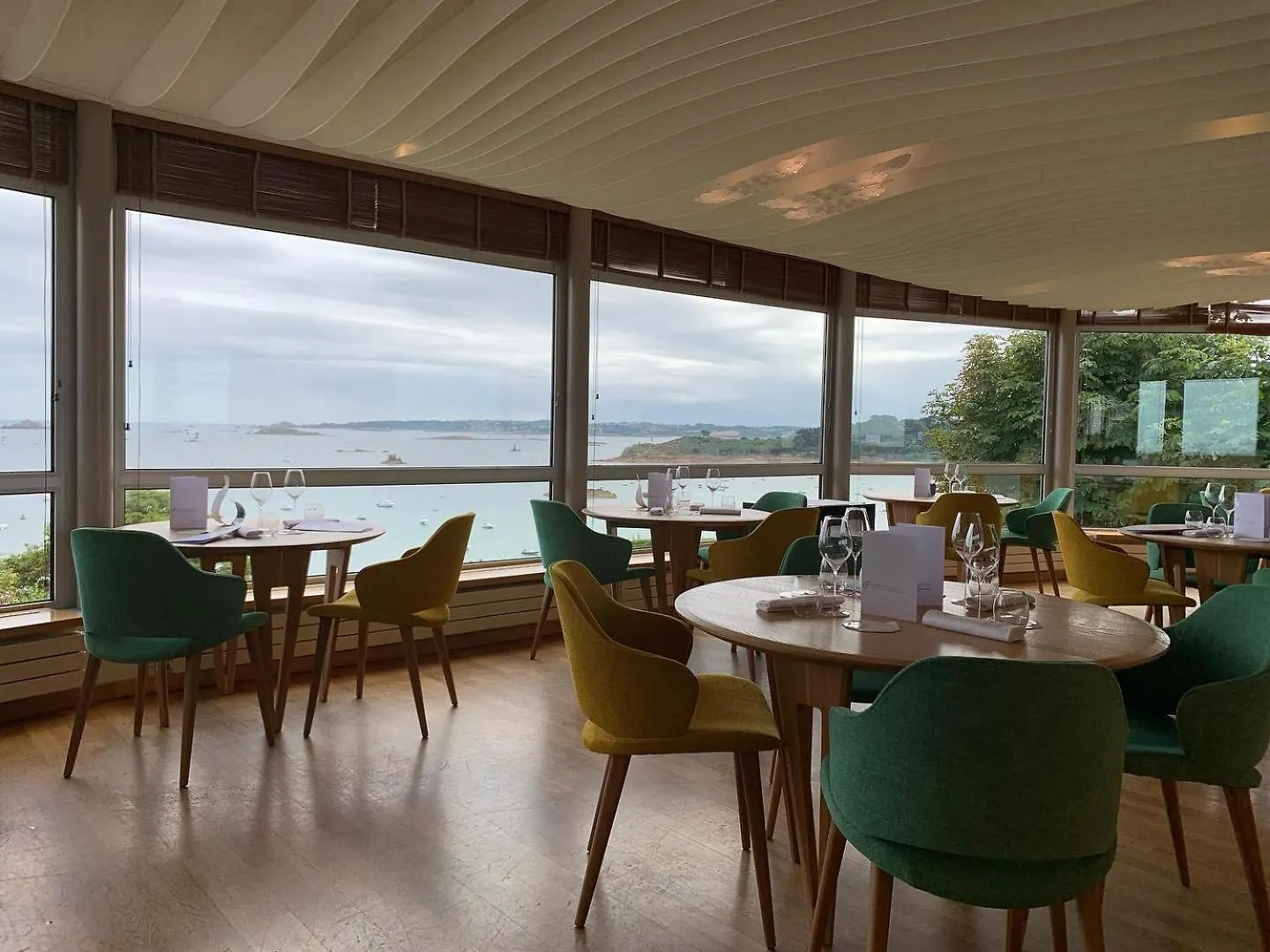 Logis Hotel De Carantec 4*,  France