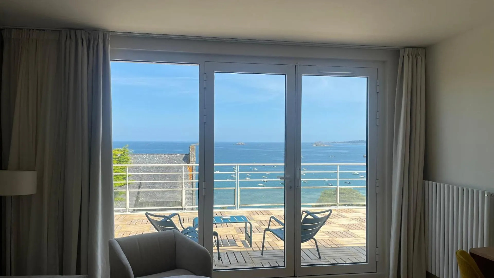 Logis Hotel De Carantec 4*,  France