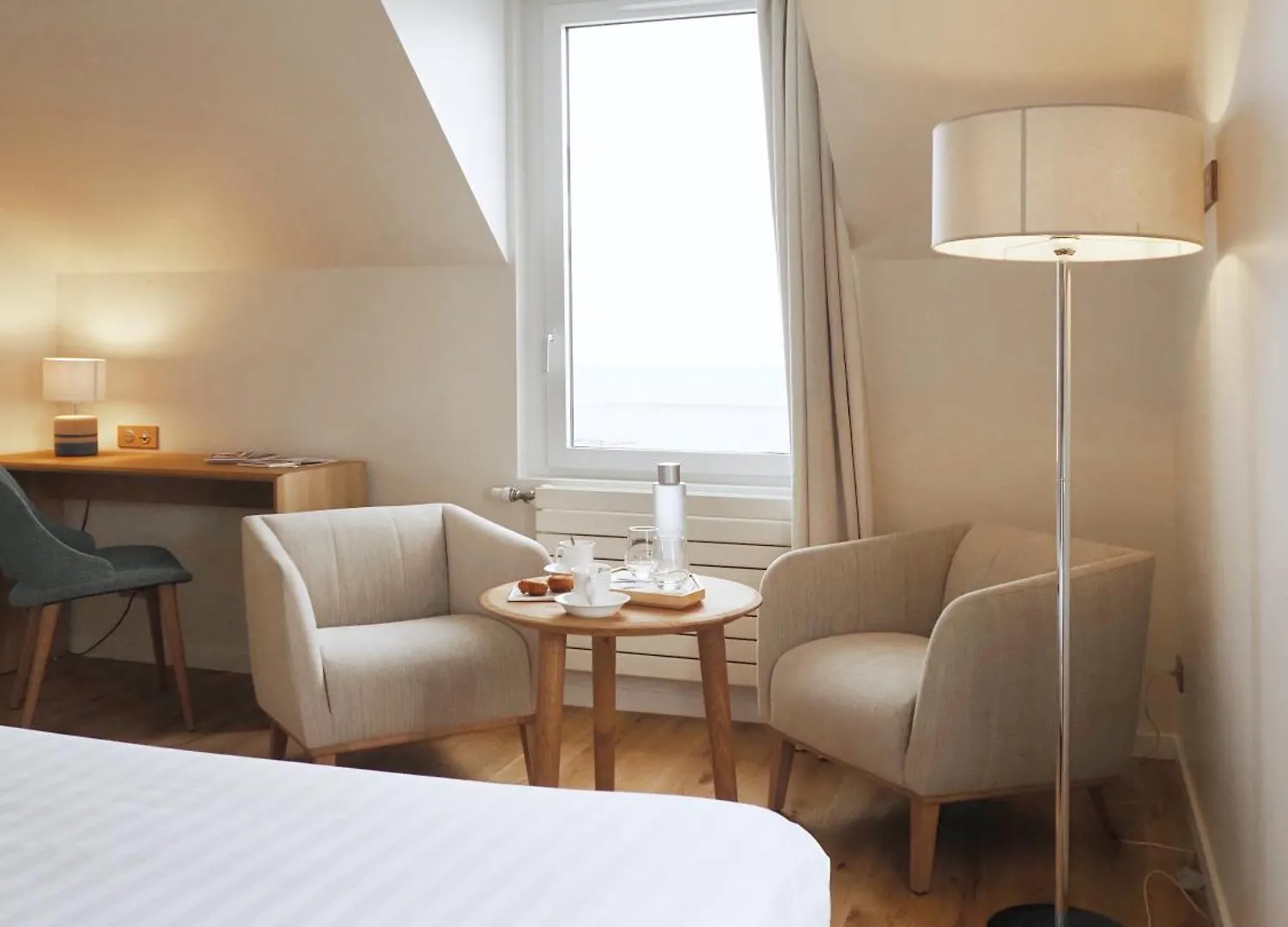 Logis Hotel De Carantec 4*,  France